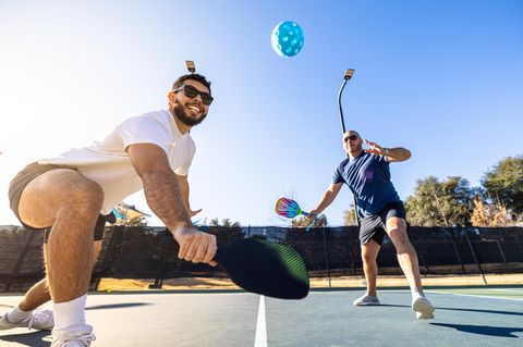 Zwei Männer spielen Pickleball