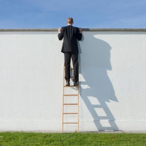 Ob sich hinter dieser Mauer ein paar Fachkräfte verstecken? Die Arbeitsagentur zählte zuletzt 163 Engpassberufe mit gutem Gehalt