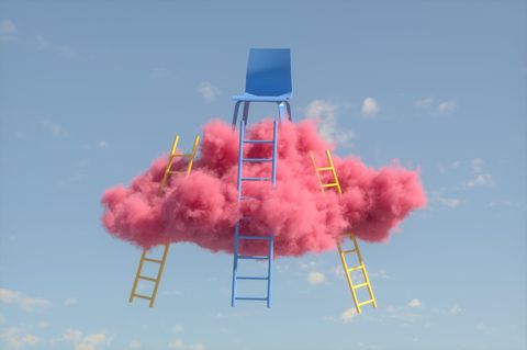 Symbolbild Engpassberuf und Gehalt: Ein Stuhl schwebt auf einer Wolke  Symbolbild Engpassberuf und Gehalt: Ein Stuhl schwebt auf einer Wolke