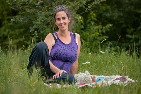 Stillen: Daniela sitzt auf einer Wiese