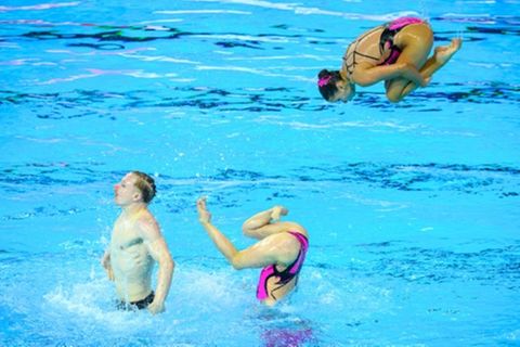Kunstvolle Darbietung im Wasser