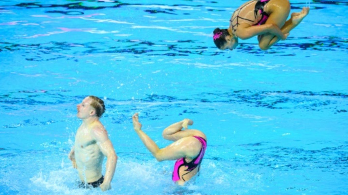 Kunstvolle Darbietung im Wasser