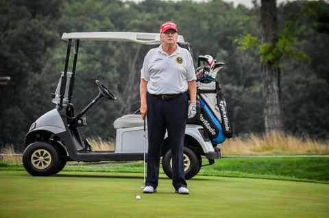 Donald Trump mit Golfausrüstung auf einem Golfplatz
