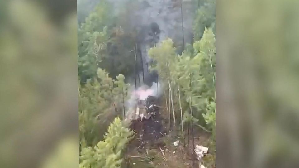 Das Wrack der abgestürzten AN-24 aus der Luft aufgenommen.