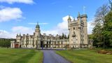 Das Schloss Balmoral mit seinen Türmchen in Schottland