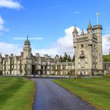 Das Schloss Balmoral mit seinen Türmchen in Schottland