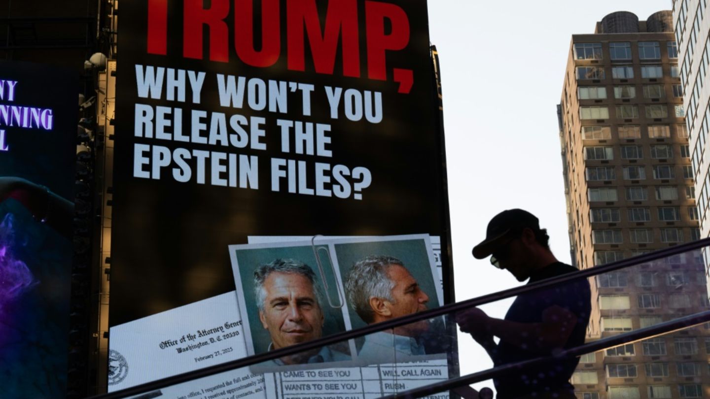 Times Square mit Aufruf an Trump