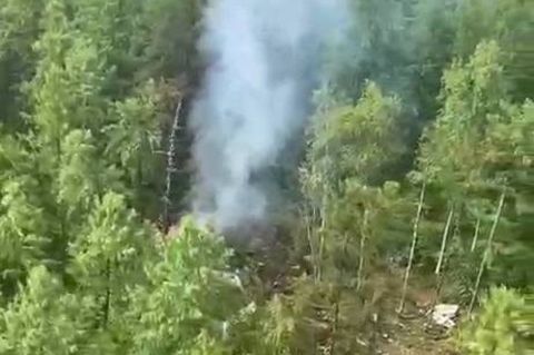 Der Screenshot einer Videoaufnahme zeigt die Absturzstelle mit den rauchenden Trümmern weit im Osten Russlands