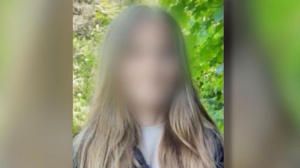 Junges Mädchen mit langen, glatten, dunkelblonden Haaren.