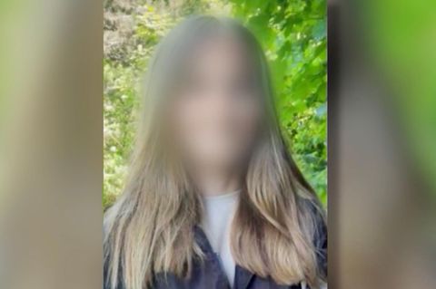 Junges Mädchen mit langen, glatten, dunkelblonden Haaren.
