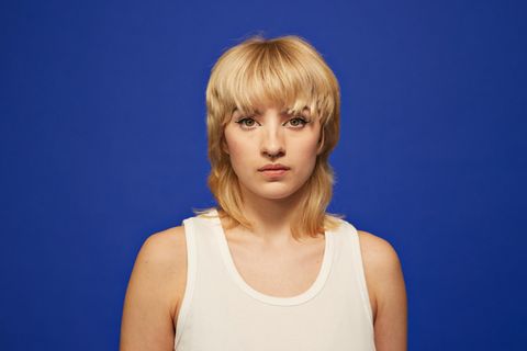 Der Gen Z Stare: Eine junge Frau starrt mit neutralem Blick