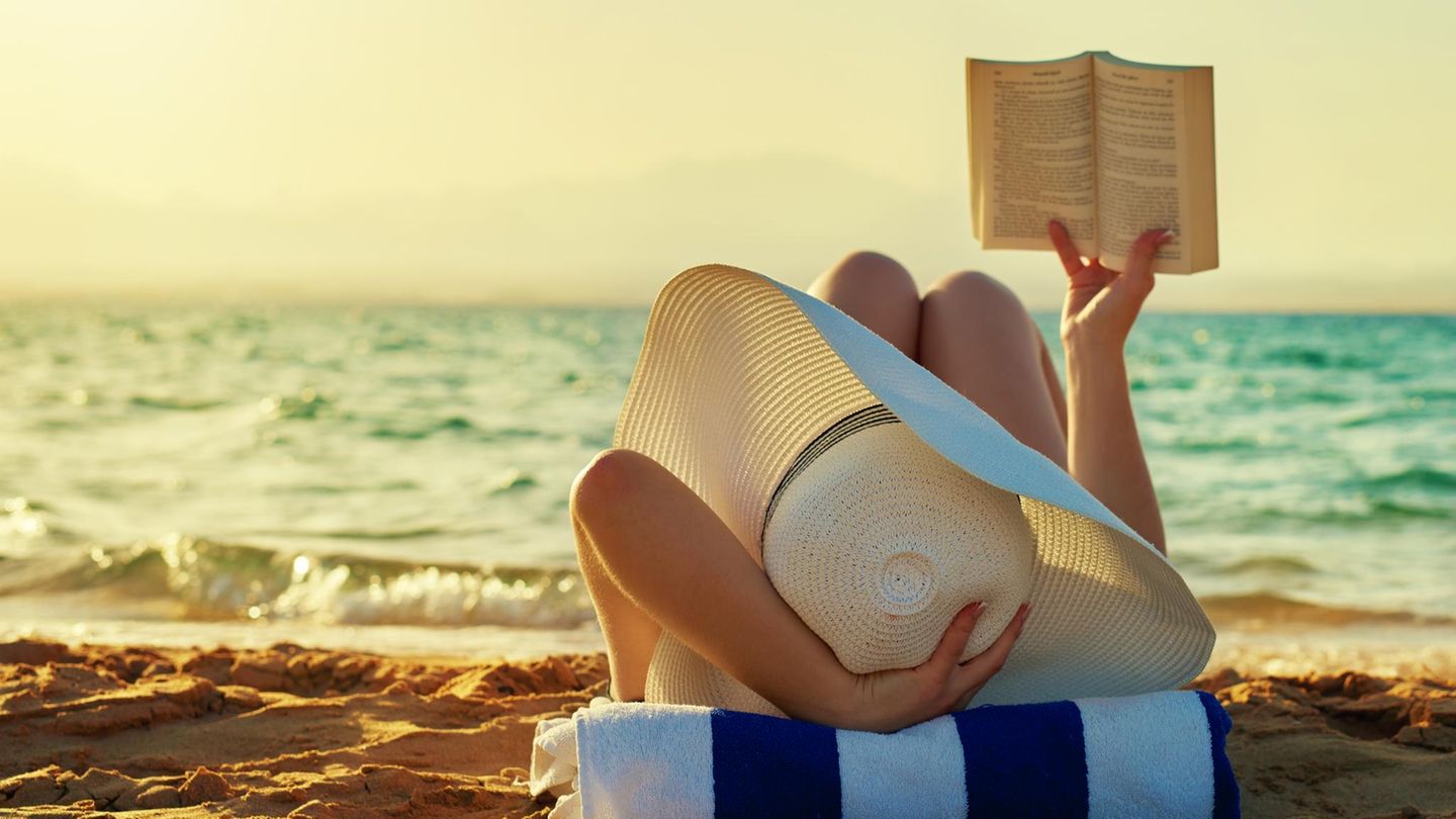 Gute Urlaubslektüre gehört im Sommerurlaub genauso in den Koffer wie die Sonnencreme.
