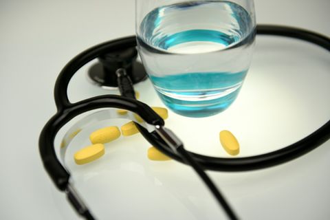 Stethoskop und Tabletten