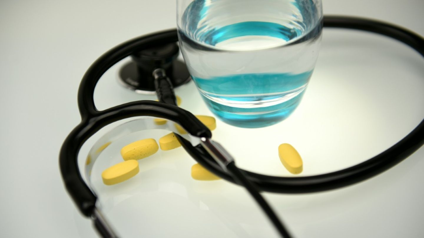 Stethoskop und Tabletten