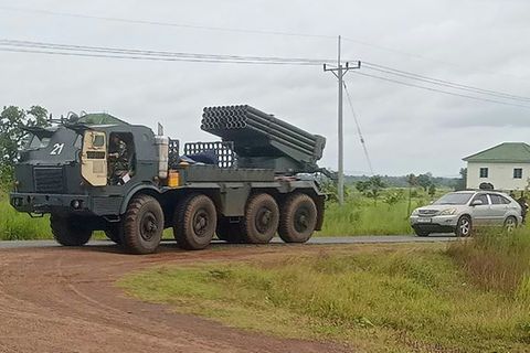 Kambodschanischer Raketenwerfer an der Grenze zu Thailand