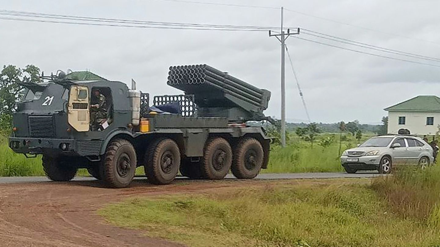 Kambodschanischer Raketenwerfer an der Grenze zu Thailand
