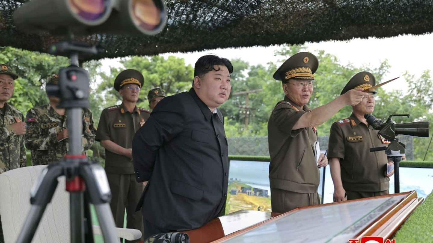 Kim Jong Un beobachtet die Militärübung