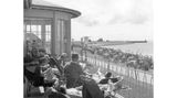 Blick von der Terrasse auf den Strand