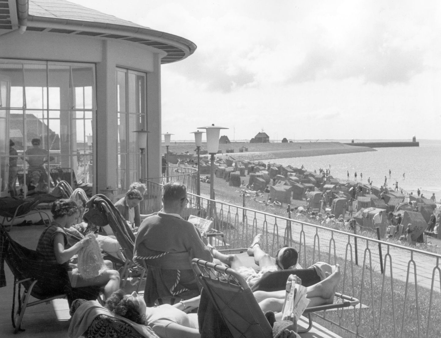 Blick von der Terrasse auf den Strand