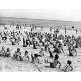 Strandgymnastik mit vielen Teilnehmern am Strand