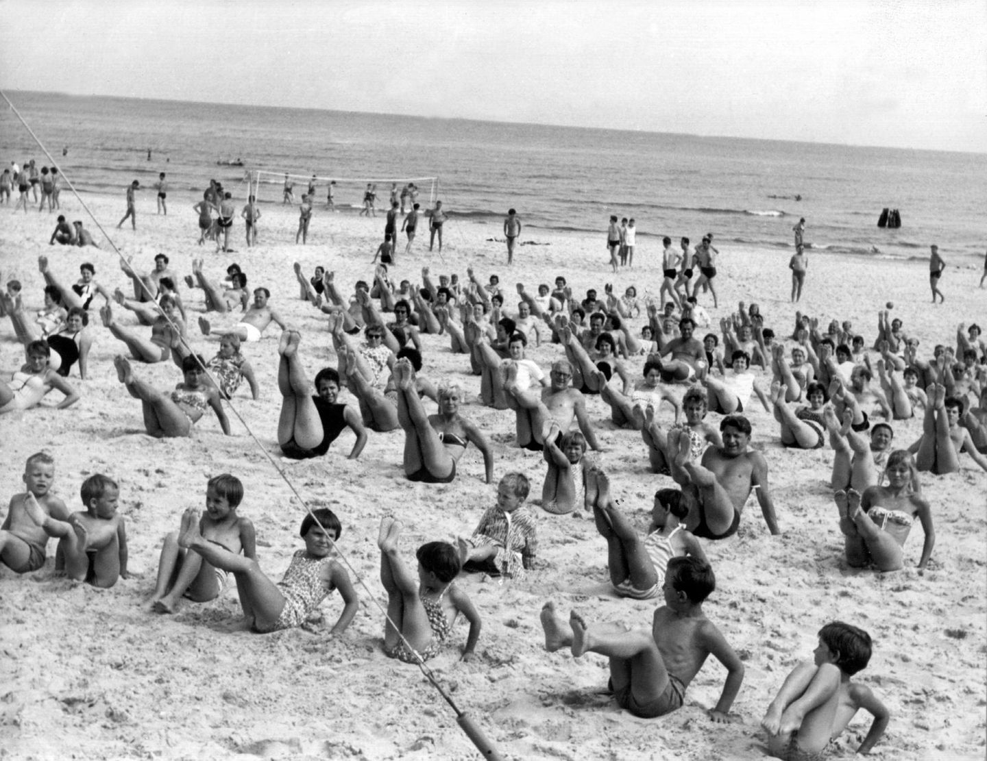 Strandgymnastik mit vielen Teilnehmern am Strand