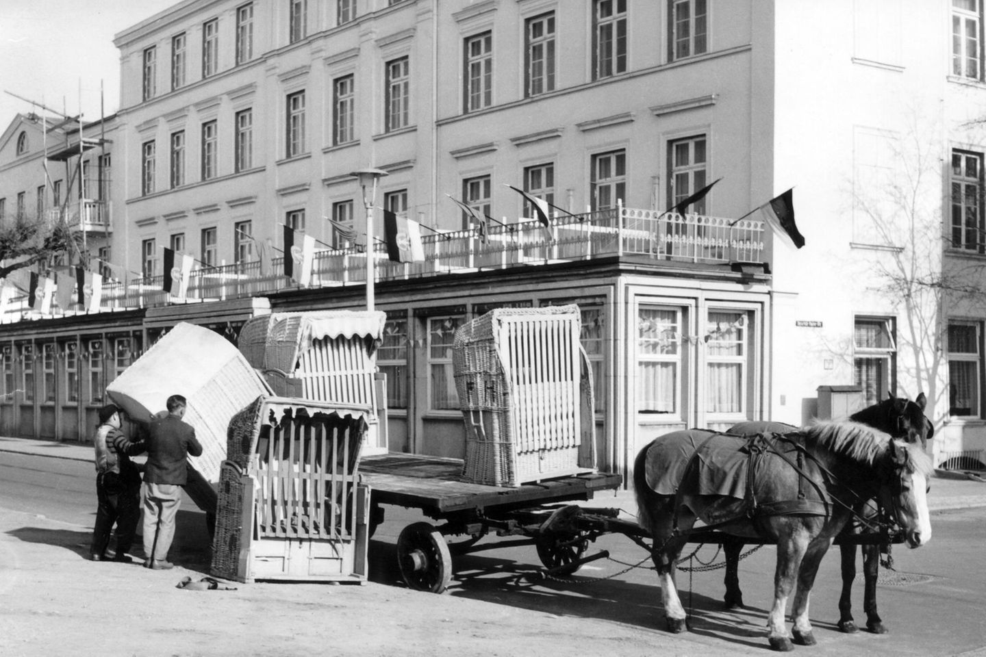 Pferdekutsche zum Transport von Strandkörben