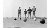 Frauen beim Boule-Spielen am Strand