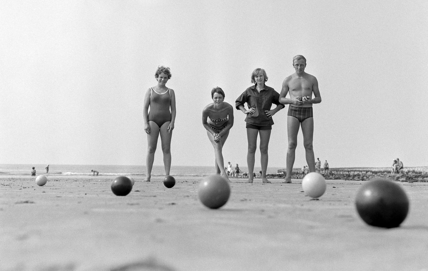 Frauen beim Boule-Spielen am Strand