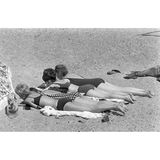 Vier Frauen am sonnen im Sandstrand