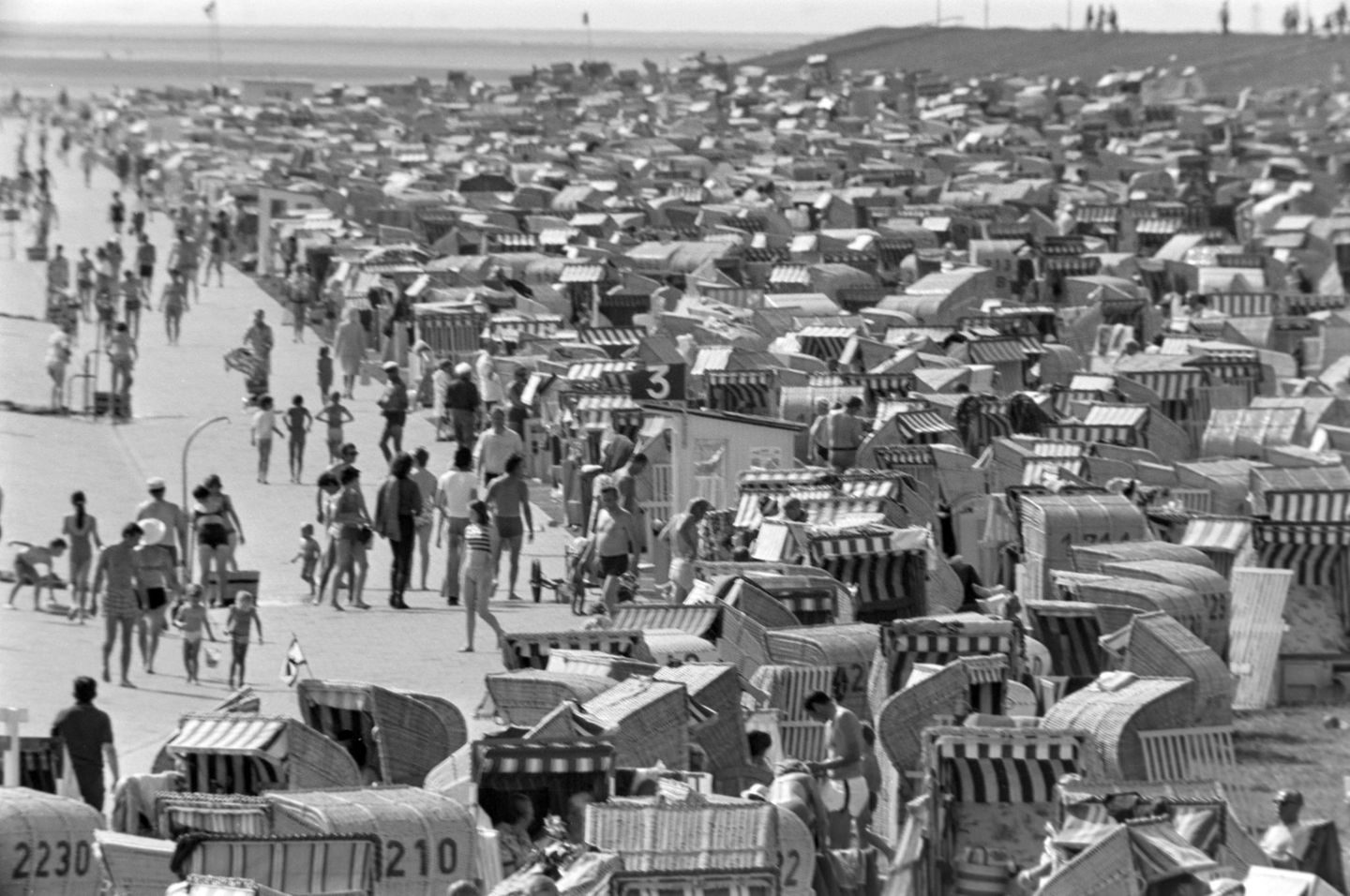 Büsum, 1971 Volle Strandkörbe am Badestrand mit vielen Urlaubern