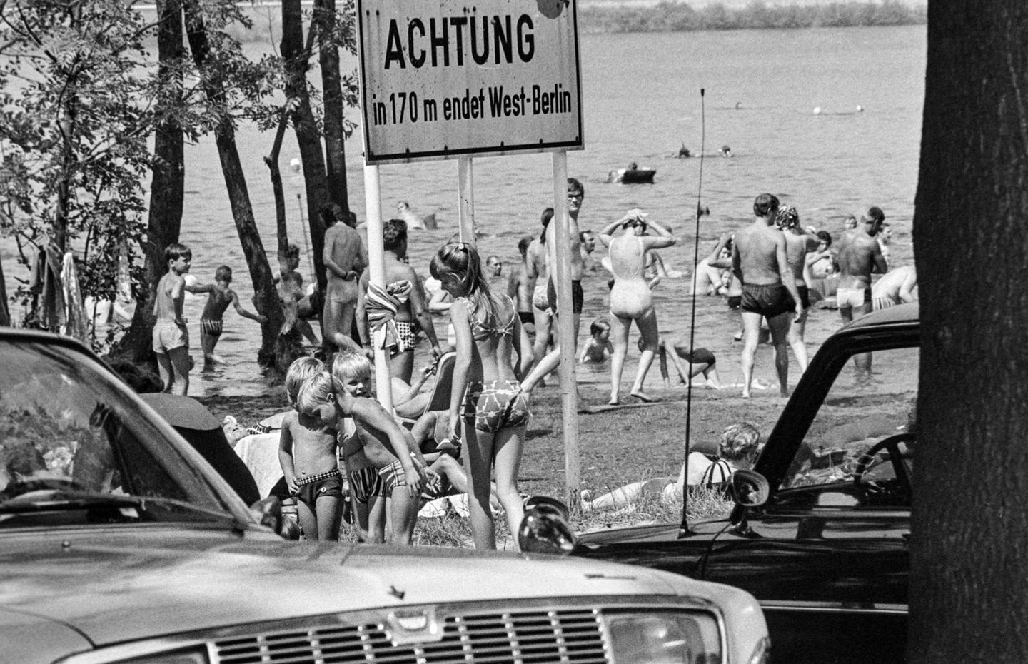 Badeurlauber an einem See