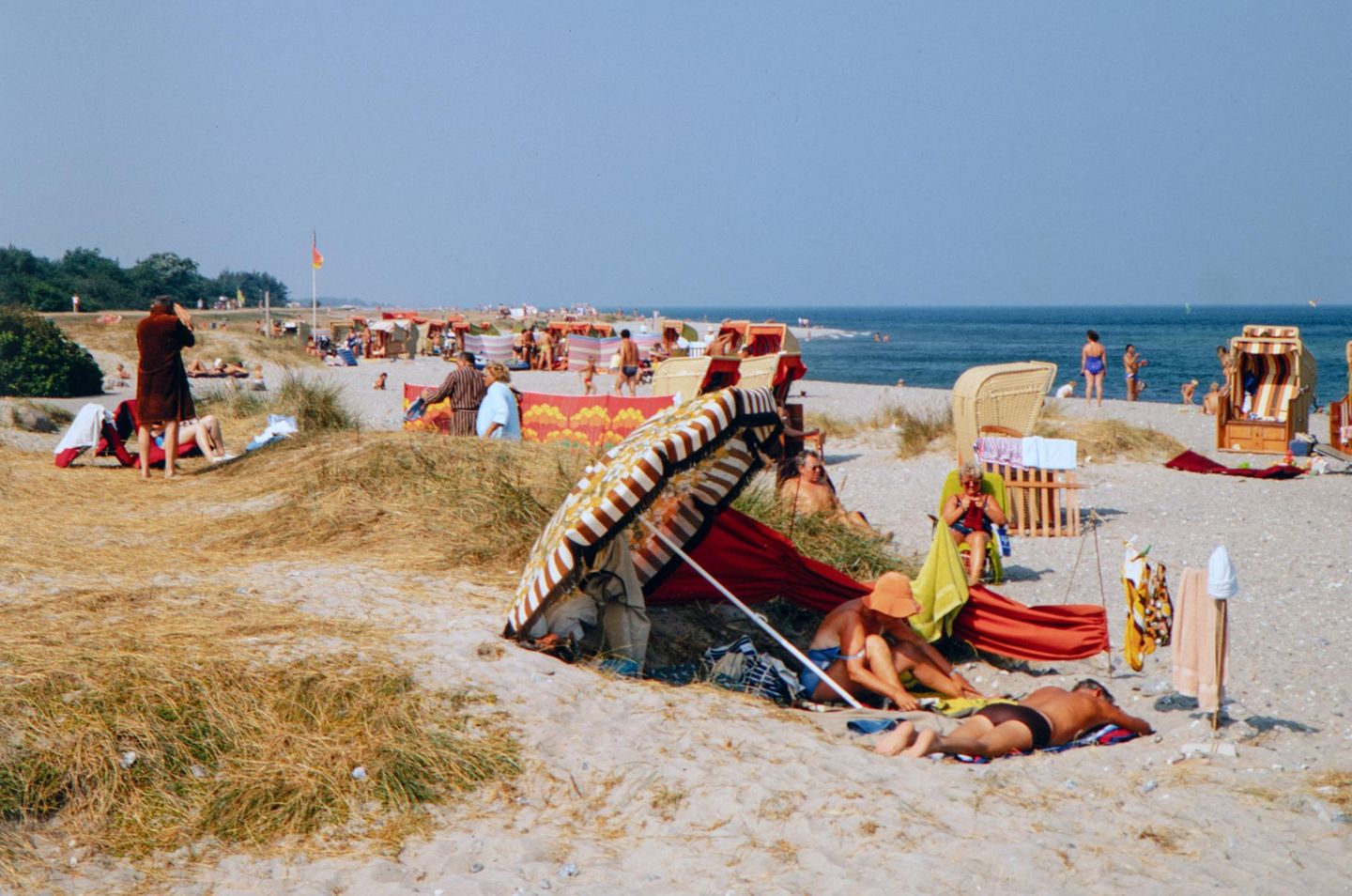 Badegäste am Strand nah der Dünen