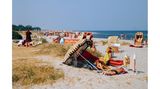 Badegäste am Strand nah der Dünen