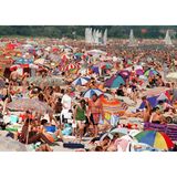 Überfüllter Strand mit Badegästen