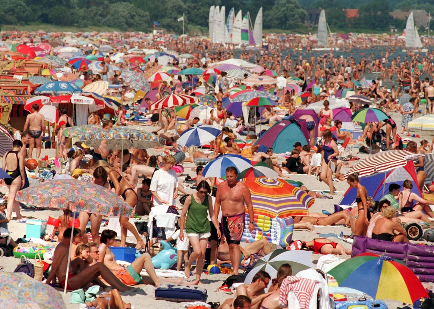Überfüllter Strand mit Badegästen