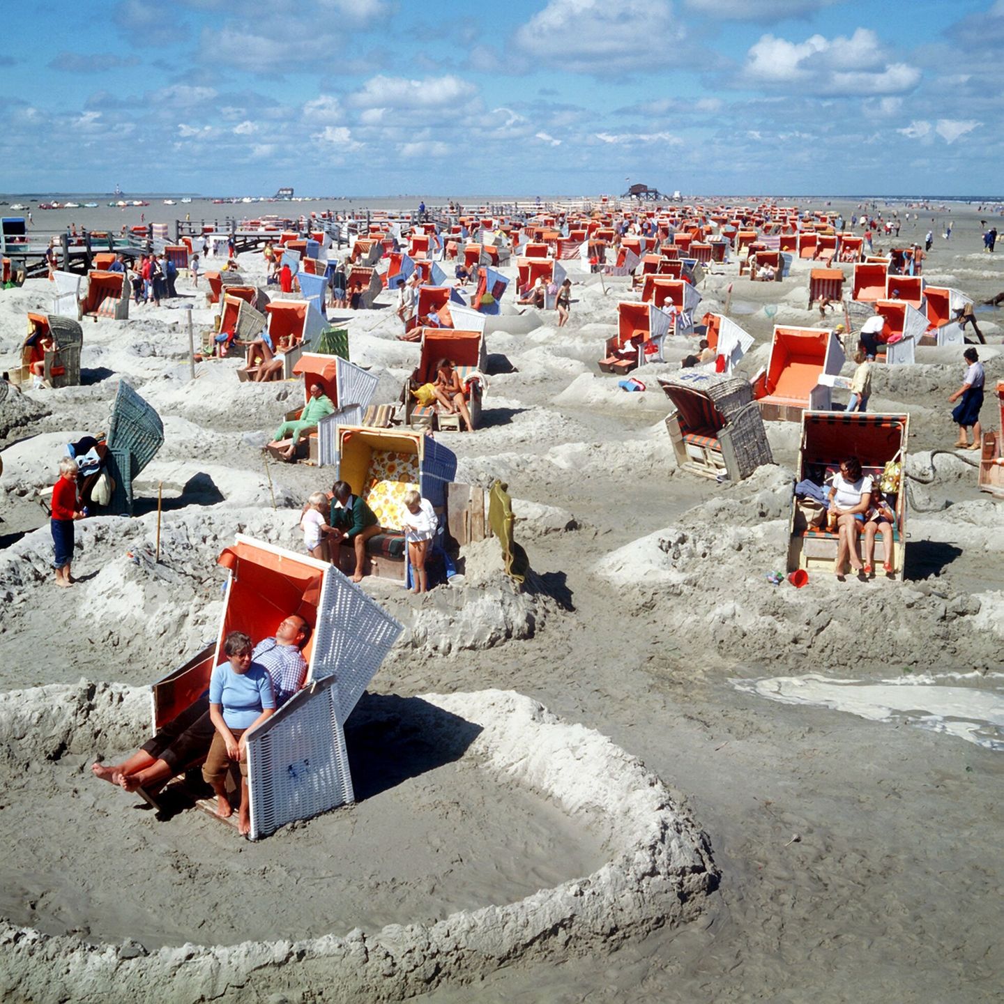 Strandkörbe umrundet von Sandburgen