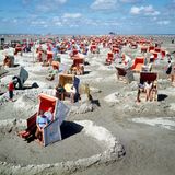 Strandkörbe umrundet von Sandburgen