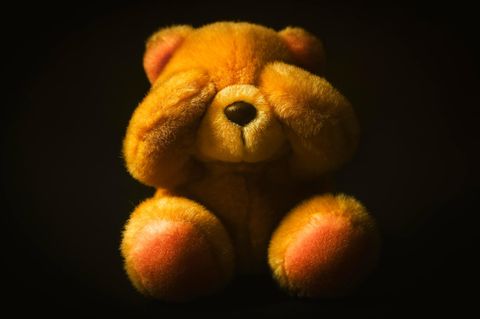 Sexueller Missbrauch: Teddybär hält sich die Augen zu