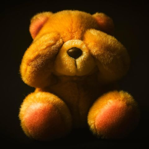 Sexueller Missbrauch: Teddybär hält sich die Augen zu
