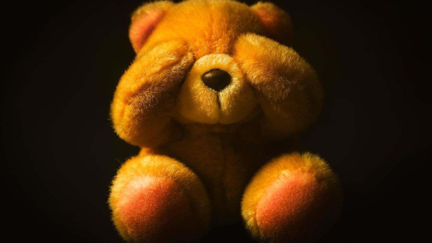Sexueller Missbrauch: Teddybär hält sich die Augen zu