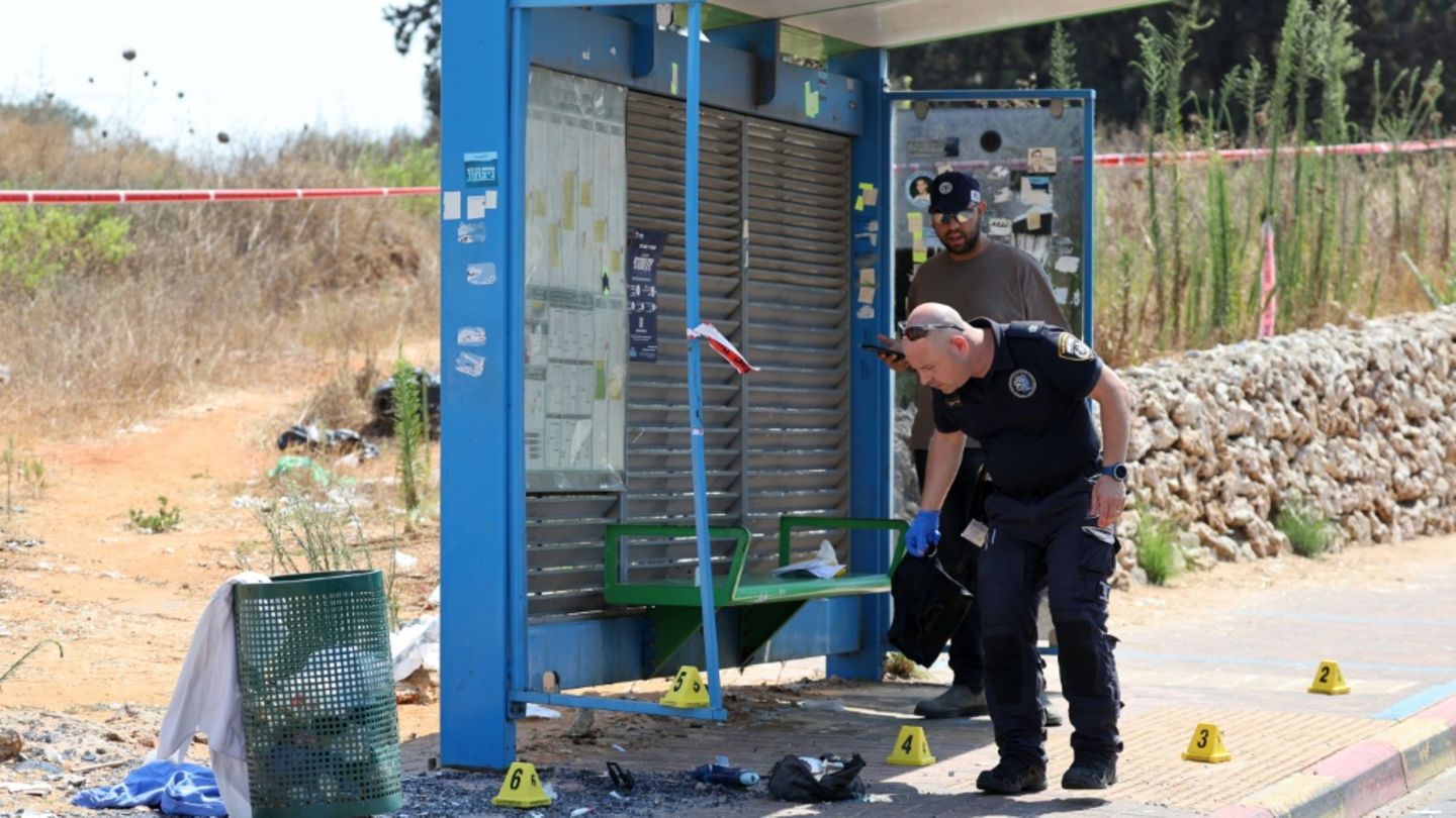 Israelische Polizisten am Tatort in Kfar Jona