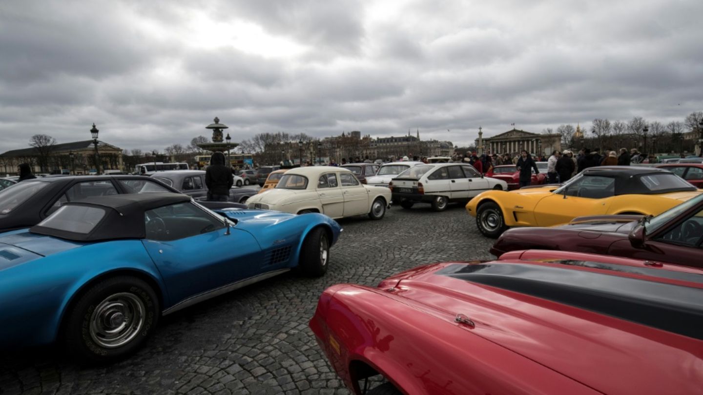 Oldtimer bei einer Rallye in Paris