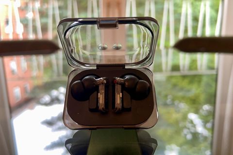 Die Nothing Ear (a) liegen auf einem Glastisch