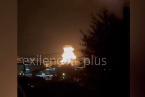 Ein großer Feuerball breitet sich über die Stadt Sotschi am Nachthimmel aus.