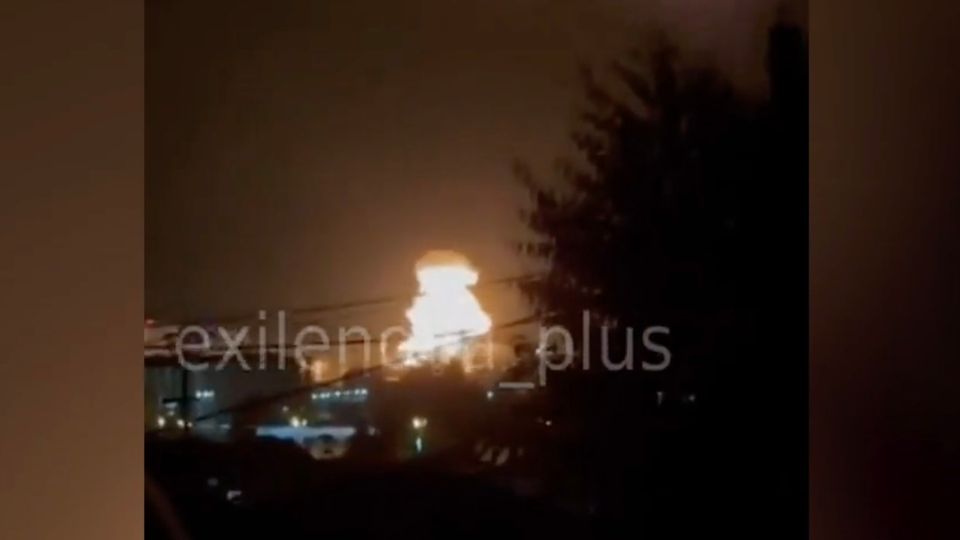 Ein großer Feuerball breitet sich über die Stadt Sotschi am Nachthimmel aus.