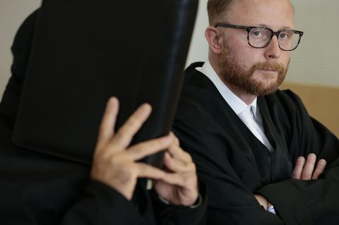 Der angeklagte Arzt (l.) sitzt vor der Urteilsverkündung im Landgericht in Osnabrück