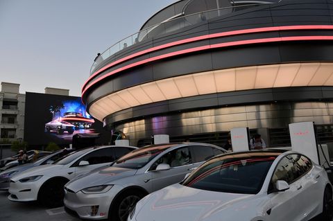 Autos stehen vor dem Tesla Diner in Los Angeles