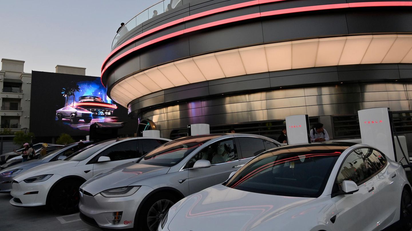 Autos stehen vor dem Tesla Diner in Los Angeles