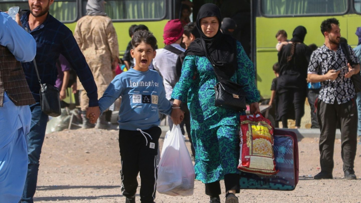Bus mit afghanischen Flüchtlingen aus dem Iran