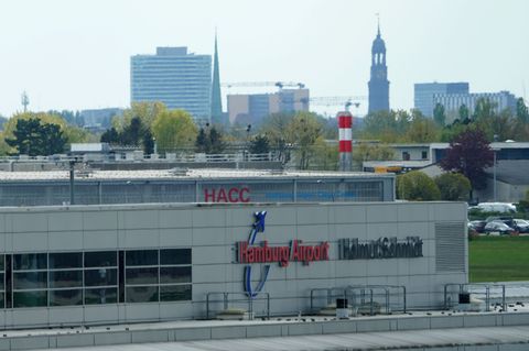 Wegen einer Rauchentwicklung ist ein Flugzeug am Flughafen Hamburg gelandet